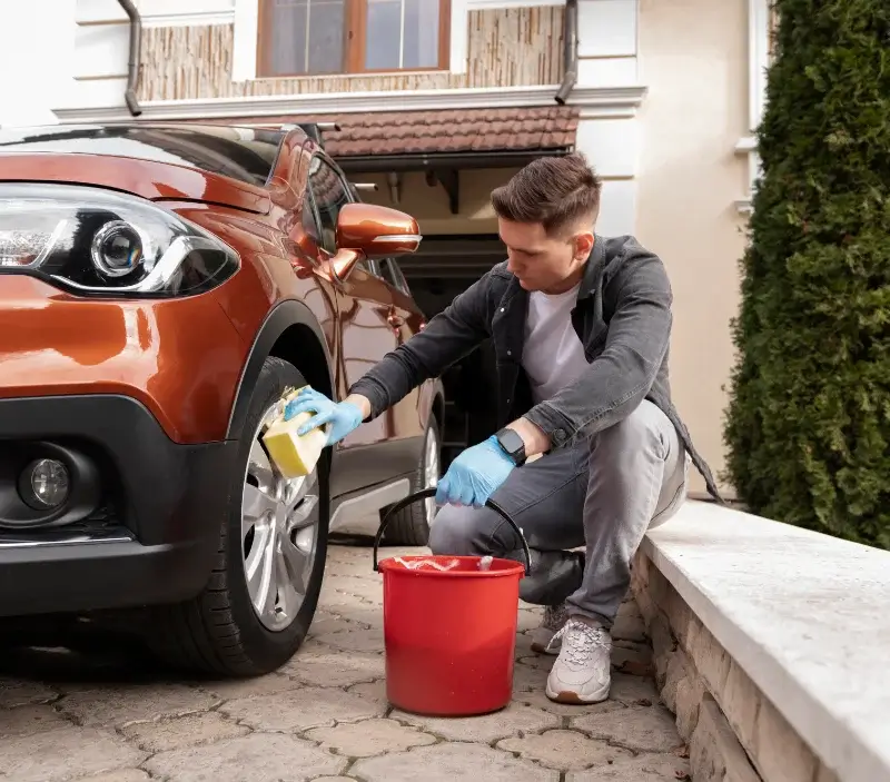 Lavage auto à domicile Vigny : professionnel intervenant sur un véhicule